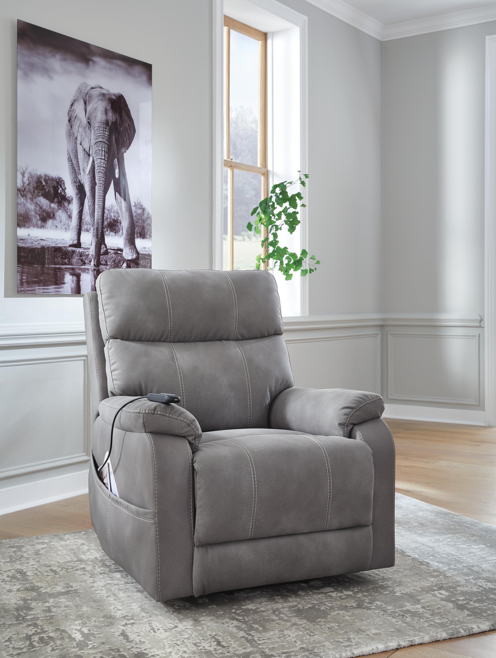 エクセルーラ Next-Gen Durapella Power Lift Recliner – Taylor's Furniture